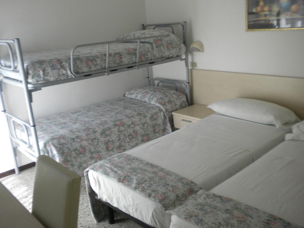 Hotel Nives Римини Номер фото